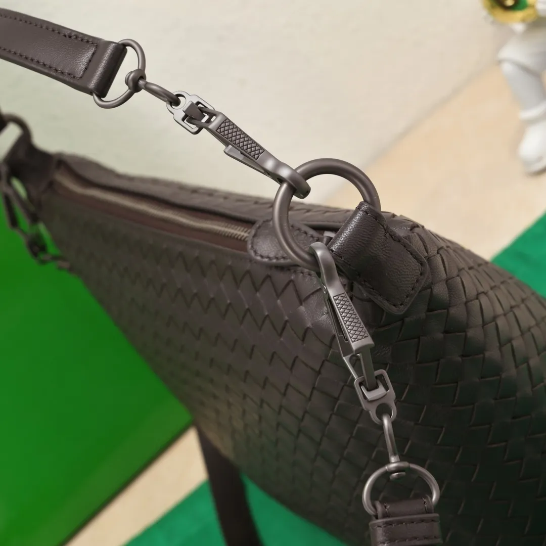 Batch 1260 BV classic women's hand-held shoulder crossbody bag, made of imported sheepskin purely hand-woven, lined with pigskin, equipped with original matte hardware, with long shoulder straps that can be adjusted in length, impeccable workmanship, top-notch craftsmanship, focusing on high-end quality, the first choice for product identification, real-life pictures 👉🏻The color is great👍 Size: 28*18*14 Model: 9843